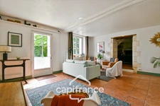 Maison charentaise rénovée à vendre 6 pièces COURCELLES (17), proche commerces, d'une superficie de 149m² avec atelier et jardin
