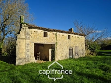 In Charente Maritime, in the town of LANDES (17380), a barn to renovate on 2313m² of wooded land. 