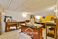 Single-storey house for sale in SAINT JEAN D'ANGELY (17) with 3 rooms, garden and garage, close to shops
