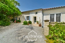 Maison charentaise rénovée à vendre 6 pièces COURCELLES (17), proche commerces, d'une superficie de 149m² avec atelier et jardin