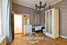 En CHARENTE MARITIME, A SAINT JEAN D'ANGELY (17), Maison de caractère à vendre 12 pièces  avec jardin, proche commerces