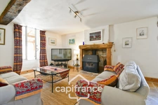 House for sale in Varaize (17), 6 rooms, Charentaise style, 136m², with garden and garage