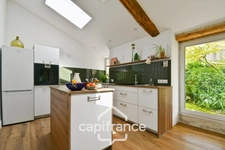 Maison charentaise rénovée à vendre 6 pièces COURCELLES (17), proche commerces, d'une superficie de 149m² avec atelier et jardin
