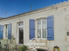 Single-storey house for sale in SAINT JEAN D'ANGELY (17) with 3 rooms, garden and garage, close to shops