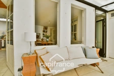 En CHARENTE MARITIME, A SAINT JEAN D'ANGELY (17), Maison de caractère à vendre 12 pièces  avec jardin, proche commerces