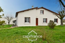Fully renovated 6-room house for sale in SAINT JEAN D'ANGELY (17), close to shops, with garden and garage