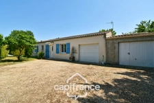 Single-storey house for sale, 4 rooms, ANNEZAY (17) with garages and enclosed garden of 1145m²