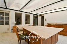 En CHARENTE MARITIME, A SAINT JEAN D'ANGELY (17), Maison de caractère à vendre 12 pièces  avec jardin, proche commerces