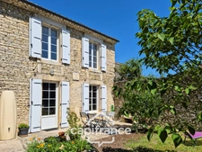 Maison à vendre 5 pièces ASNIERES LA GIRAUD (17) avec jardin, dépendances et garages
