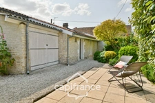 Maison charentaise rénovée à vendre 6 pièces COURCELLES (17), proche commerces, d'une superficie de 149m² avec atelier et jardin
