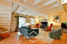 Maison charentaise rénovée à vendre 6 pièces COURCELLES (17), proche commerces, d'une superficie de 149m² avec atelier et jardin