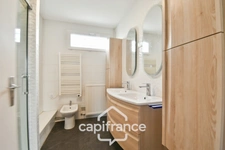 Fully renovated 6-room house for sale in SAINT JEAN D'ANGELY (17), close to shops, with garden and garage