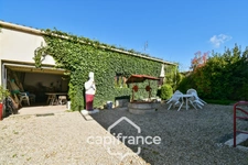 Single-storey house for sale in SAINT JEAN D'ANGELY (17) with 3 rooms, garden and garage, close to shops