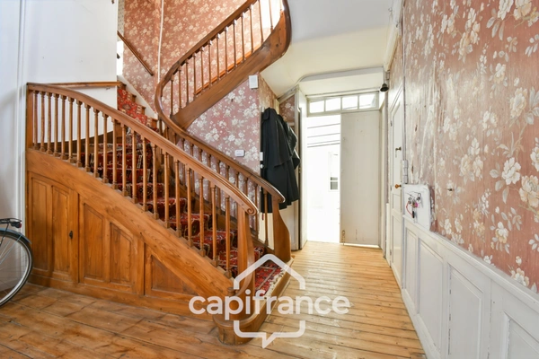 En CHARENTE MARITIME, A SAINT JEAN D'ANGELY (17), Maison de caractère à vendre 12 pièces  avec jardin, proche commerces
