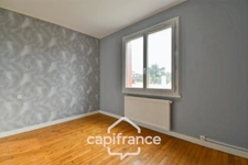 Fully renovated 6-room house for sale in SAINT JEAN D'ANGELY (17), close to shops, with garden and garage