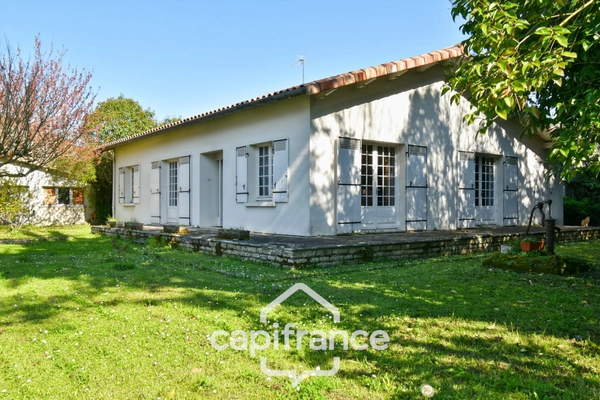 Maison PLAIN PIED  à vendre 6 pièces SAINT JEAN D'ANGELY (17) avec jardin clos et garage
