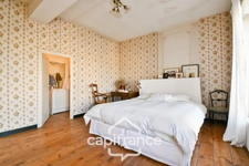 En CHARENTE MARITIME, A SAINT JEAN D'ANGELY (17), Maison de caractère à vendre 12 pièces  avec jardin, proche commerces