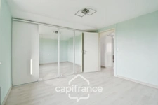 Fully renovated 6-room house for sale in SAINT JEAN D'ANGELY (17), close to shops, with garden and garage