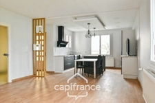 Fully renovated 6-room house for sale in SAINT JEAN D'ANGELY (17), close to shops, with garden and garage
