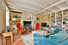 Renovated Charentaise house for sale, 6 rooms, COURCELLES (17), close to shops, with a surface area of 149m² with workshop and garden