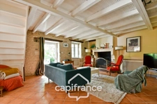 Renovated Charentaise house for sale, 6 rooms, COURCELLES (17), close to shops, with a surface area of 149m² with workshop and garden
