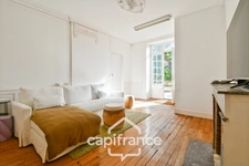 En CHARENTE MARITIME, A SAINT JEAN D'ANGELY (17), Maison de caractère à vendre 12 pièces  avec jardin, proche commerces