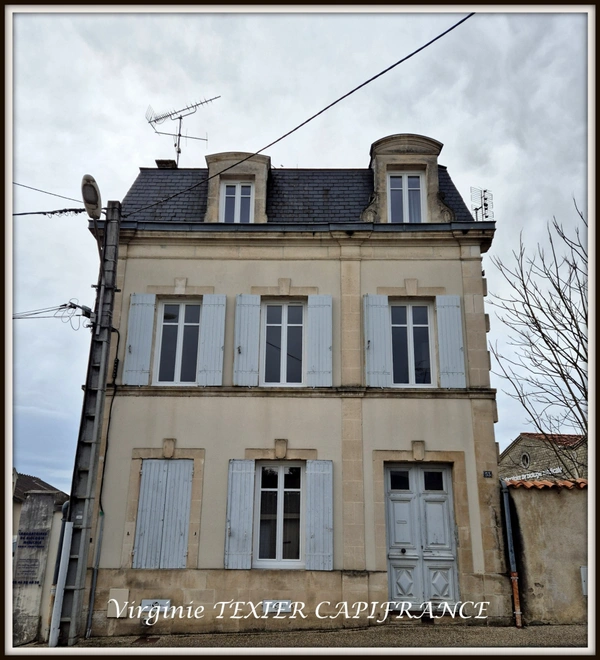 Immeuble locatif à vendre SAINT JEAN D'ANGELY (17), proche commerces