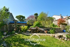 House for sale in Varaize (17), 6 rooms, Charentaise style, 136m², with garden and garage