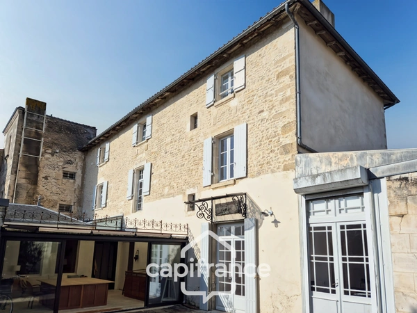 En CHARENTE MARITIME, A SAINT JEAN D'ANGELY (17), Maison de caractère à vendre 12 pièces  avec jardin, proche commerces