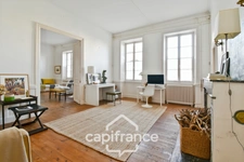 En CHARENTE MARITIME, A SAINT JEAN D'ANGELY (17), Maison de caractère à vendre 12 pièces  avec jardin, proche commerces