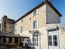 En CHARENTE MARITIME, A SAINT JEAN D'ANGELY (17), Maison de caractère à vendre 12 pièces  avec jardin, proche commerces