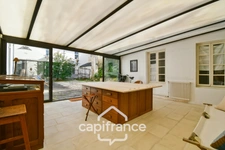En CHARENTE MARITIME, A SAINT JEAN D'ANGELY (17), Maison de caractère à vendre 12 pièces  avec jardin, proche commerces