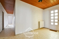 Fully renovated 6-room house for sale in SAINT JEAN D'ANGELY (17), close to shops, with garden and garage