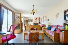 Single-story house for sale in Saint Jean d'Angely (17), 5 rooms on 800m² of land with garage