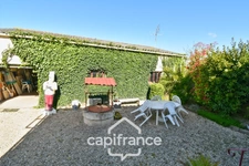 Single-storey house for sale in SAINT JEAN D'ANGELY (17) with 3 rooms, garden and garage, close to shops