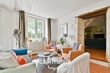 Renovated Charentaise house for sale, 6 rooms, COURCELLES (17), close to shops, with a surface area of 149m² with workshop and garden
