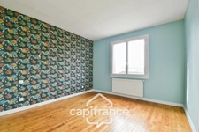 Fully renovated 6-room house for sale in SAINT JEAN D'ANGELY (17), close to shops, with garden and garage