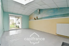 Fully renovated 6-room house for sale in SAINT JEAN D'ANGELY (17), close to shops, with garden and garage