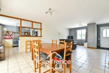 Single-storey house for sale, 4 rooms, ANNEZAY (17) with garages and enclosed garden of 1145m²