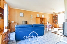Single-storey house for sale in SAINT JEAN D'ANGELY (17) with 3 rooms, garden and garage, close to shops