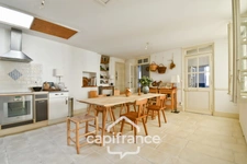 En CHARENTE MARITIME, A SAINT JEAN D'ANGELY (17), Maison de caractère à vendre 12 pièces  avec jardin, proche commerces