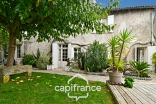 Maison de caractère à vendre, En Charente Maritime (17)centre ville SAINT JEAN D'ANGELY, 7 pièces avec jardin clos