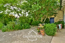 Renovated Charentaise house for sale, 6 rooms, COURCELLES (17), close to shops, with a surface area of 149m² with workshop and garden