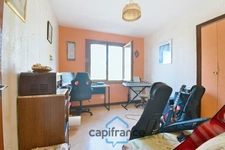 Single-story house for sale in Saint Jean d'Angely (17), 5 rooms on 800m² of land with garage