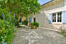 Renovated Charentaise house for sale, 6 rooms, COURCELLES (17), close to shops, with a surface area of 149m² with workshop and garden