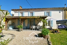House for sale in Varaize (17), 6 rooms, Charentaise style, 136m², with garden and garage