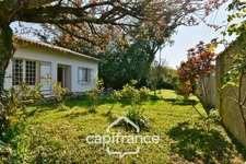 Maison PLAIN PIED  à vendre 6 pièces SAINT JEAN D'ANGELY (17) avec jardin clos et garage