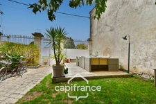 Maison de caractère à vendre, En Charente Maritime (17)centre ville SAINT JEAN D'ANGELY, 7 pièces avec jardin clos