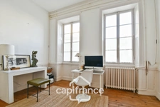 En CHARENTE MARITIME, A SAINT JEAN D'ANGELY (17), Maison de caractère à vendre 12 pièces  avec jardin, proche commerces