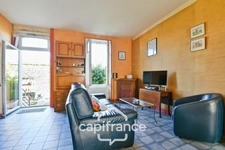 Single-storey house for sale in SAINT JEAN D'ANGELY (17) with 3 rooms, garden and garage, close to shops